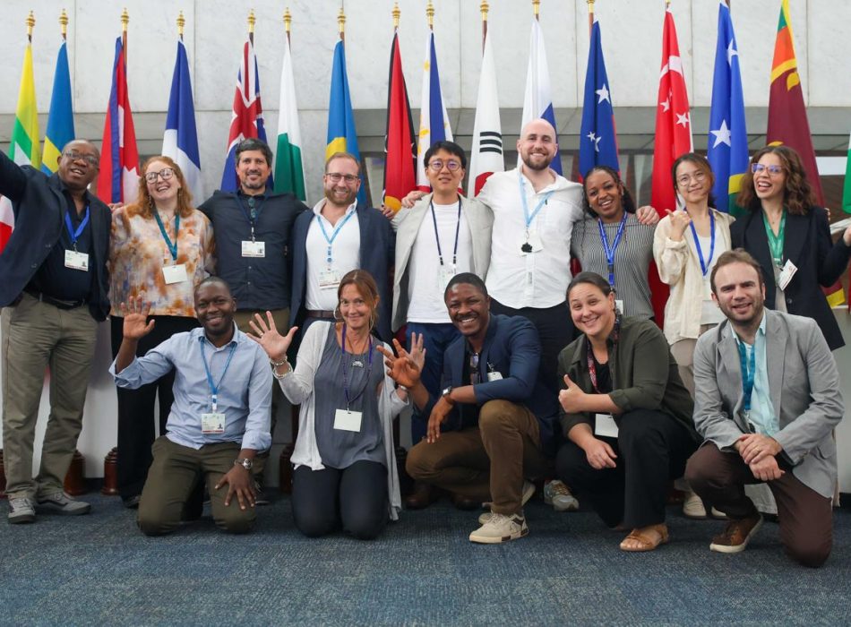 Equipe do IEI Brasil reunida com membros da sociedade civil presentes na OEWG 47